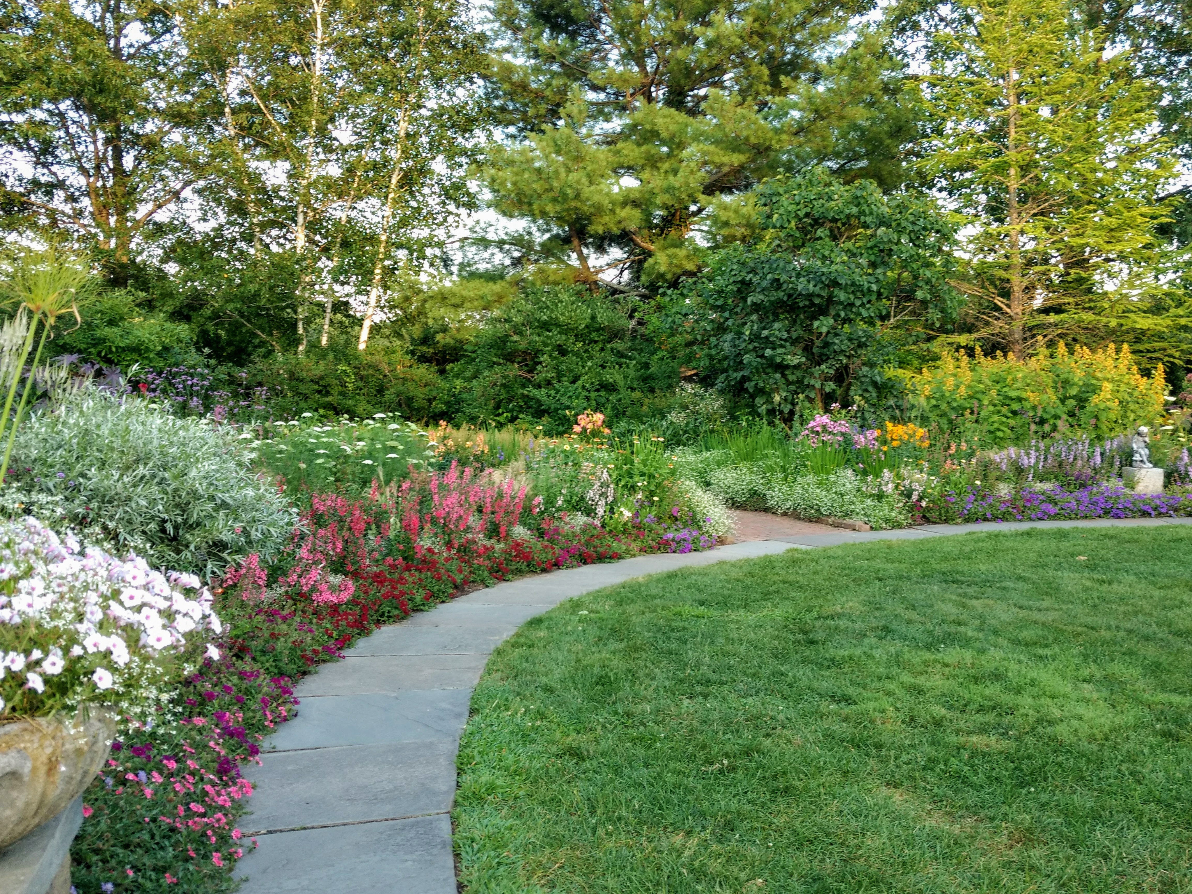 Благоустройство участка частного дома в Каспийске и Республике Дагестан